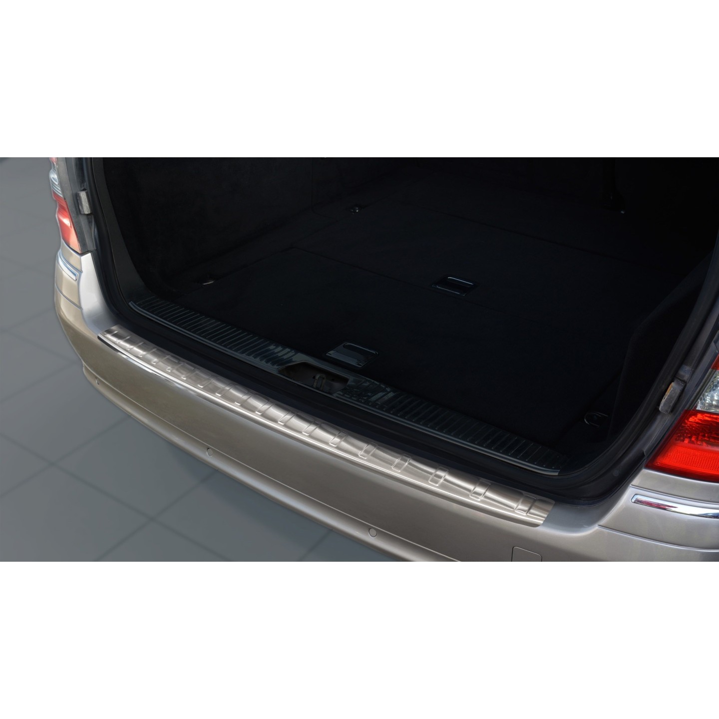 Recambo CT-LKS-1480 - Protection Seuil Coffre Mercedes Classe E S212 T Modèle 2009-2016 - Inox Large