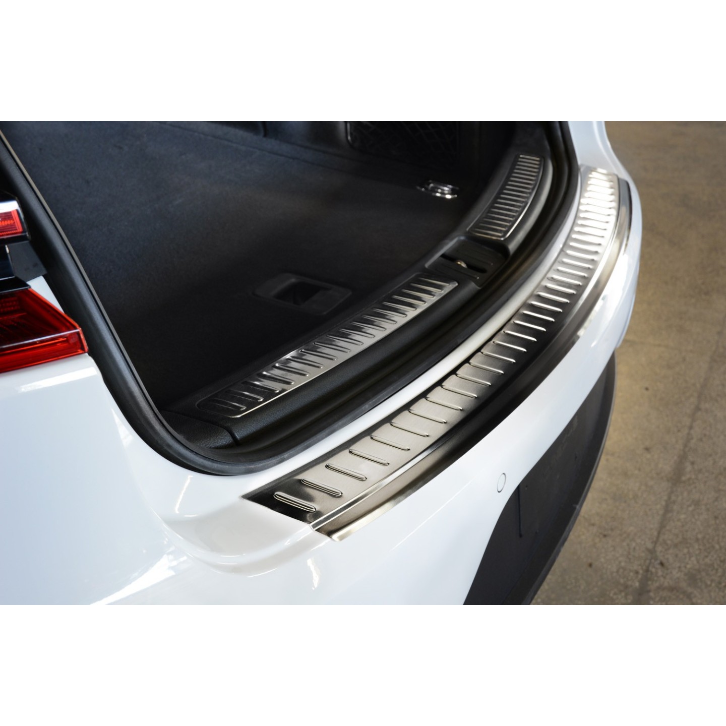 Protection Pare-chocs Arrière Porsche Macan (2014+) - Acier Inoxydable Chromé, Anti-rayures | Installation Facile Avec Adhésif 3M - 7